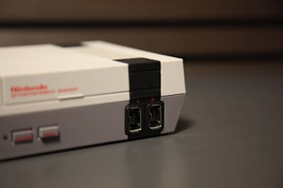 端子は2つ。同梱コントローラーは1つ。これな〜んだ？　【答え】別売コントローラーの争奪戦。