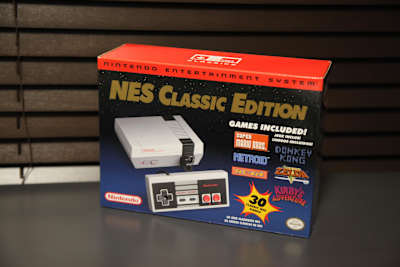 ブルーからブラックへグラデーションするデザインは、NESから引き継いでいる。