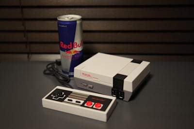 このレッドブル・エナジードリンクは撮影後に美味しく頂きました。