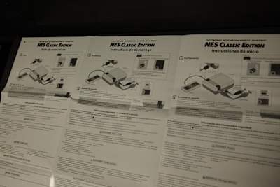 説明書は3ヵ国語のマルチリンガル仕様。裏面は当時のポスターを復刻した憎い仕上がりだ。