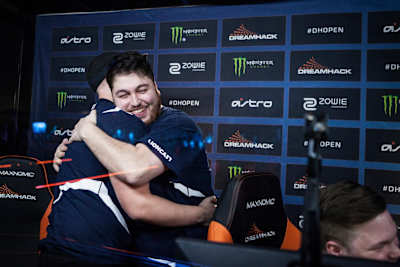 gob und nex Arm in Arm