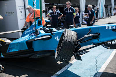 El Renault de Pierre Gasly después de sufrir una colisión durante la carrera de la Fórmula E en la ciudad de Nueva York.