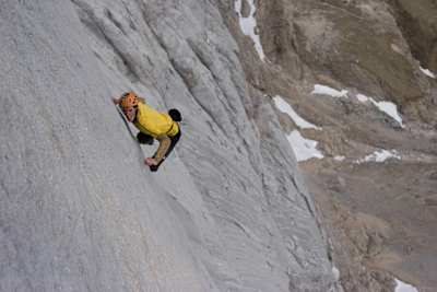 Hansjörg Auer en una pared de 850 metros en los Dolomitas en 2007.