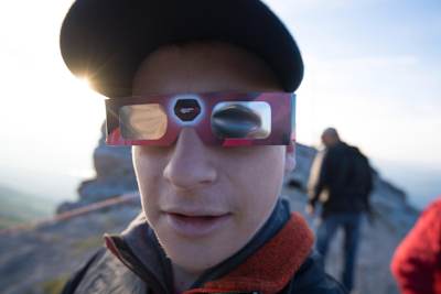 Alex Mason espera el eclipse solar con unas gafas especiales en Wyoming (EE.UU).