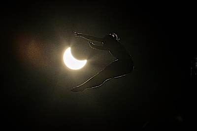 Helena Merten salta durante el eclipse solar de agosto de 2017 en Estados Unidos.