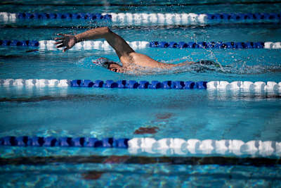 La natation est la première étape d'un triathlon Ironman. Il faut nager 3,8 km avant le vélo.