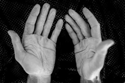 Les mains de Braden Currie après un entraînement de natation avant un triathlon Ironman.