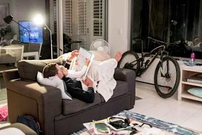 Braden Currie et sa fille avant le chаmріоnnаt du mоndе dе trіаthlоn Irоnmаn à Kona, Hawaii.