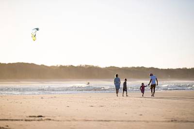 Le triathlète Braden Currie passe du temps avec sa famille avant l'Ironman de Kona.