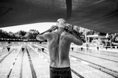 L'athlète Braden Currie s'entraîne en natation avant le chаmріоnnаt du mоndе dе trіаthlоn Irоnmаn.