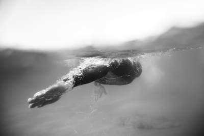 Braden Currie dans les eaux de Noosa