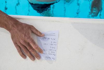 Braden Currie va aussi à la piscine cinq fois par semaine lorsqu'il s'entraine pour un Ironman.