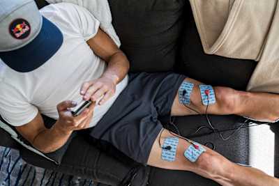 Braden Currie utilise la stimulation musculaire électrique pour récupérer après un entrainement.