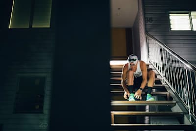 Braden Currie fait ses lacets avant une session d'entrainement pour l'Ironman de Kona.