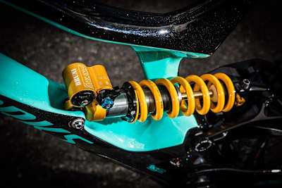 Red Bull Foxhunt 2017 : L'amortisseur Specialized du vélo VTT  du pilote de descente Loïc Bruni.