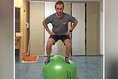 Kniebeugen am Fitness-Ball