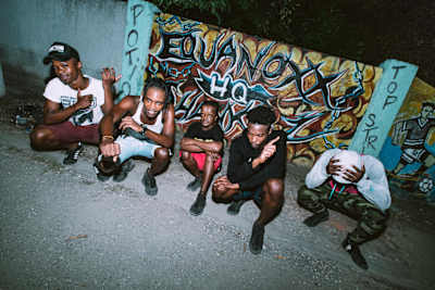 Crew de bailarines de dancehall, en Jamaica.
