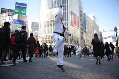 交差点のど真ん中で"昇竜拳"を決め出すヤツが現れても、渋谷民たちは歩みを乱さない。