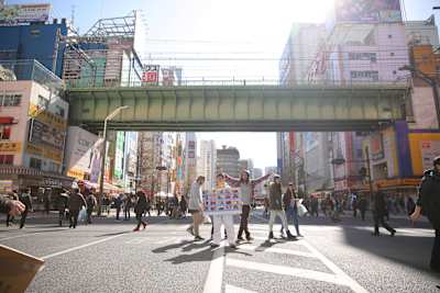 賑わいを見せる中央通り。毎週日曜日は、歩行者天国を実施している。