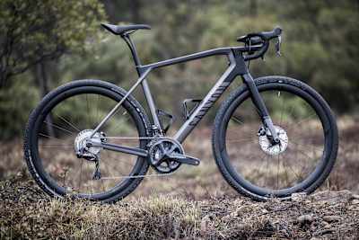 L'ammiraglia gravel di casa Canyon, con trasmissione elettronica Shimano Ultegra Di2.