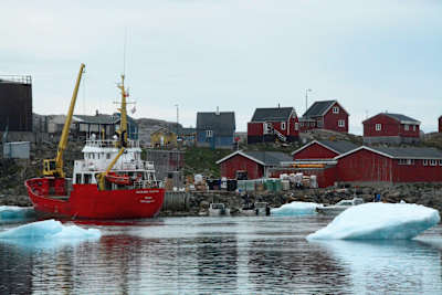 Statek przypływa dwa razy do roku