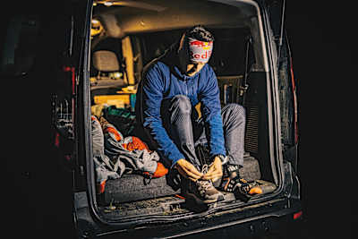 Dylan Bowman se prépare avant de s'entraîner pour son record sur le Lost Coast Trail en Californie.