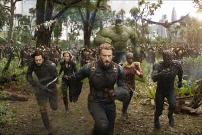Esa escena que salió en los trailers es falsa, nunca vemos a Hulk pelear.