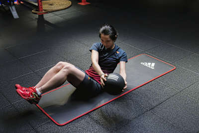 俄羅斯轉體可配合其他器材，加強訓練效果。