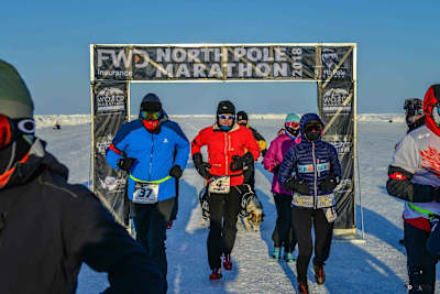 Corredores toman la salida en el North Pole Marathon.