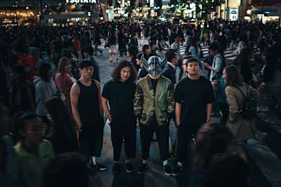 在密集人群裡的血肉男孩柏瑞、大君、仲宇、阿霖。