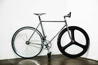 伝統を重んじつつ前衛的な物作りに挑む鶴岡レーシング｜自転車パーツ