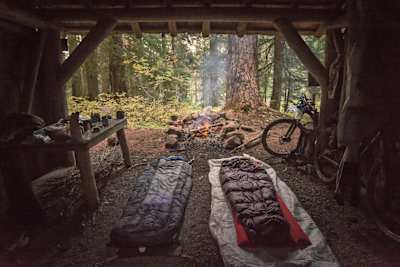 Ein überdachter Schlafplatz auf Bike-Backpacking Tour