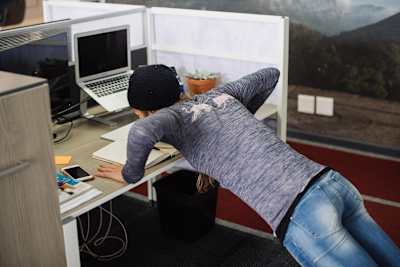 在桌上做伏地挺身可能会被嘲笑？那就趁没人的时候尽快完成吧！