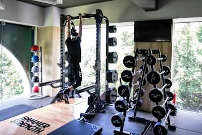 引體上升 (Chin Ups)，是一個非常好的背肌訓練。