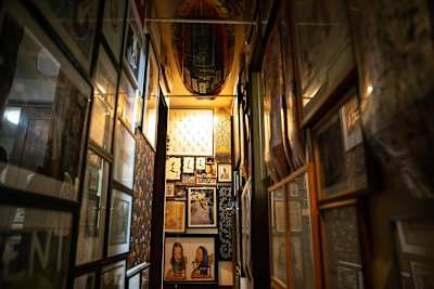 ご自宅の廊下にはこれまでに蒐集したアートワークがギッシリ!