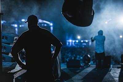 Esperando a que termine la actuación