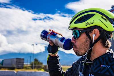 Extrem-Radfahrer Michael Strasser stärkt sich vor dem Start zu einer neuen Etappe von Ice2Ice.