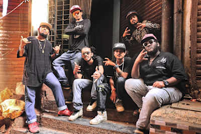 7Bantai'Z at their first chill spot at the entrance of Siddhivinayak Building. Not the quietest but the cosiest.