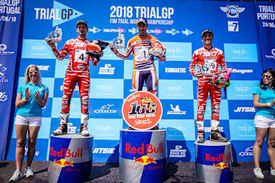 トニー・ボウ選手（中央）。2018 トライアル世界選手権 第4戦 ポルトガルでは、通算100勝も達成。