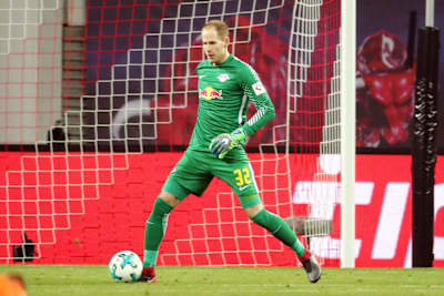RB Leipzig-Keeper Peter Gulacsi am Ball.