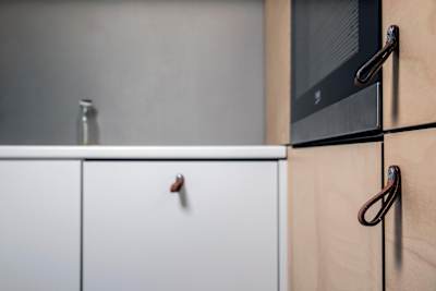 Kožené pútka namiesto úchytiek máme všade