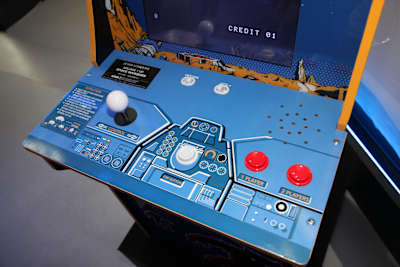 操作パネル部分。個人的にはアメリカっぽい梨地の表面を期待したが、ツルツル仕上げだった。