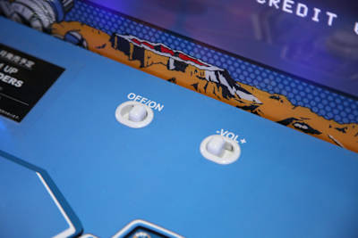 電源オンオフと音量調節は物理スイッチで行う。