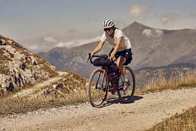 In sella alla Canyon Grail AL, gravel da viaggio/avventura.