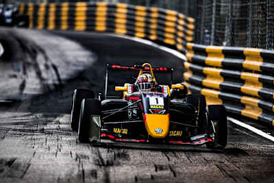 車手羅辛基斯，第三位就是Red Bull青年軍「壞孩子」迪圖（Dan Ticktum）