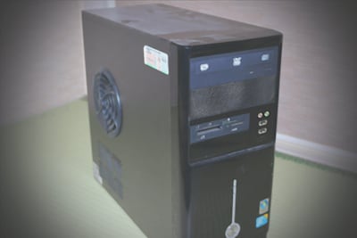 ゲームで使用したPC本体の画像。実際には設定の年代より新しいもので、多くのツッコミが入った。