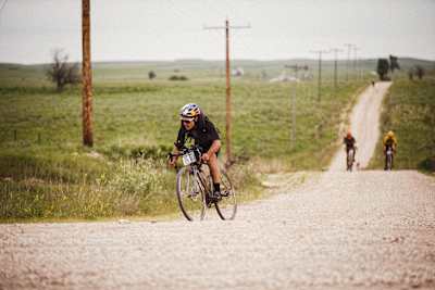 Un ciclista compite durante la carrera Dirty Kanza XL.