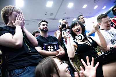 勝利した喜びのあまり、目を見開き驚く倉持由香――2015年7月"EVO2015"。