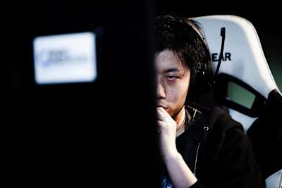 野性溢れ出る視線をモニターに送るハイタニ――2017年7月"EVO2017"。