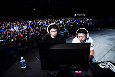 のちにレッドブルアスリートとなる、ボンちゃん(左)とLuffy(右)のグランドファイナル――2014年7月"EVO2014"。